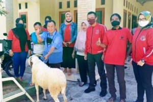 Perwakilan anggota DPR RI Komisi III, HM Nurdin saat membagikan hewan qurban.